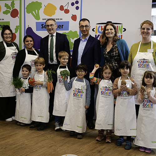 Gruppenfoto mit Kindern, pädagogischen Fachkräften und Teilnehmenden der Pressekonferenz